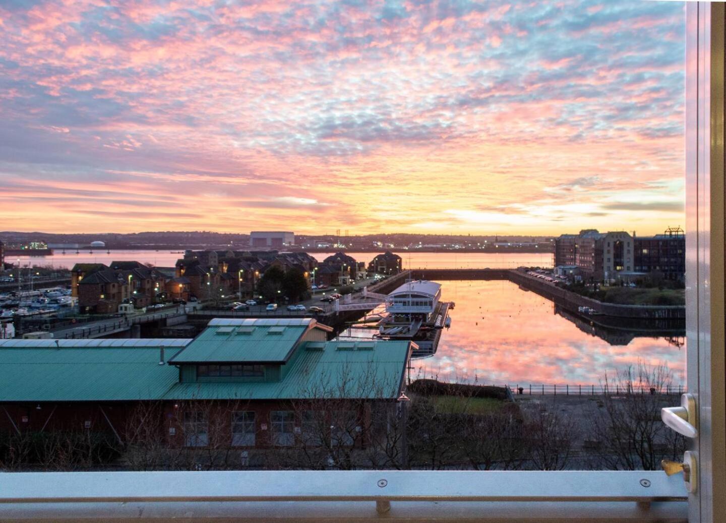 Stunning Mersey View Flat W Parking In Ливърпул Екстериор снимка