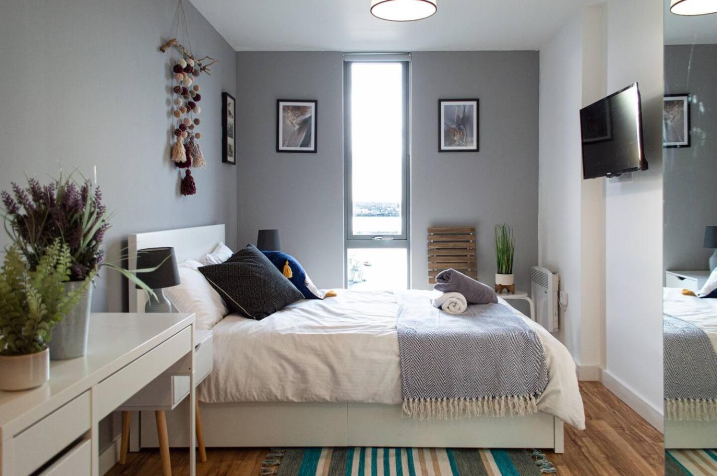 Stunning Mersey View Flat W Parking In Ливърпул Екстериор снимка