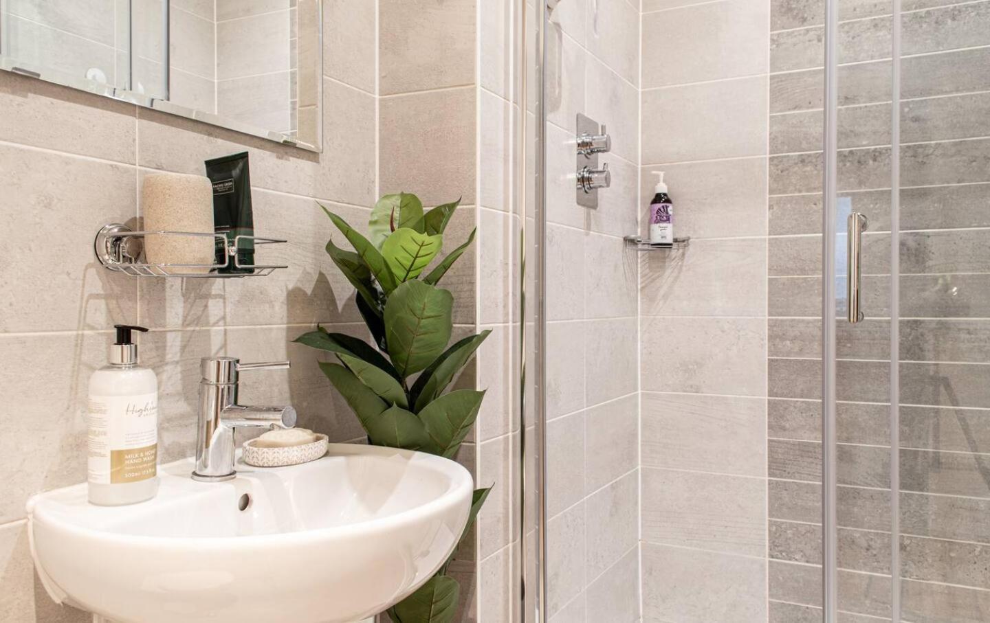 Stunning Mersey View Flat W Parking In Ливърпул Екстериор снимка