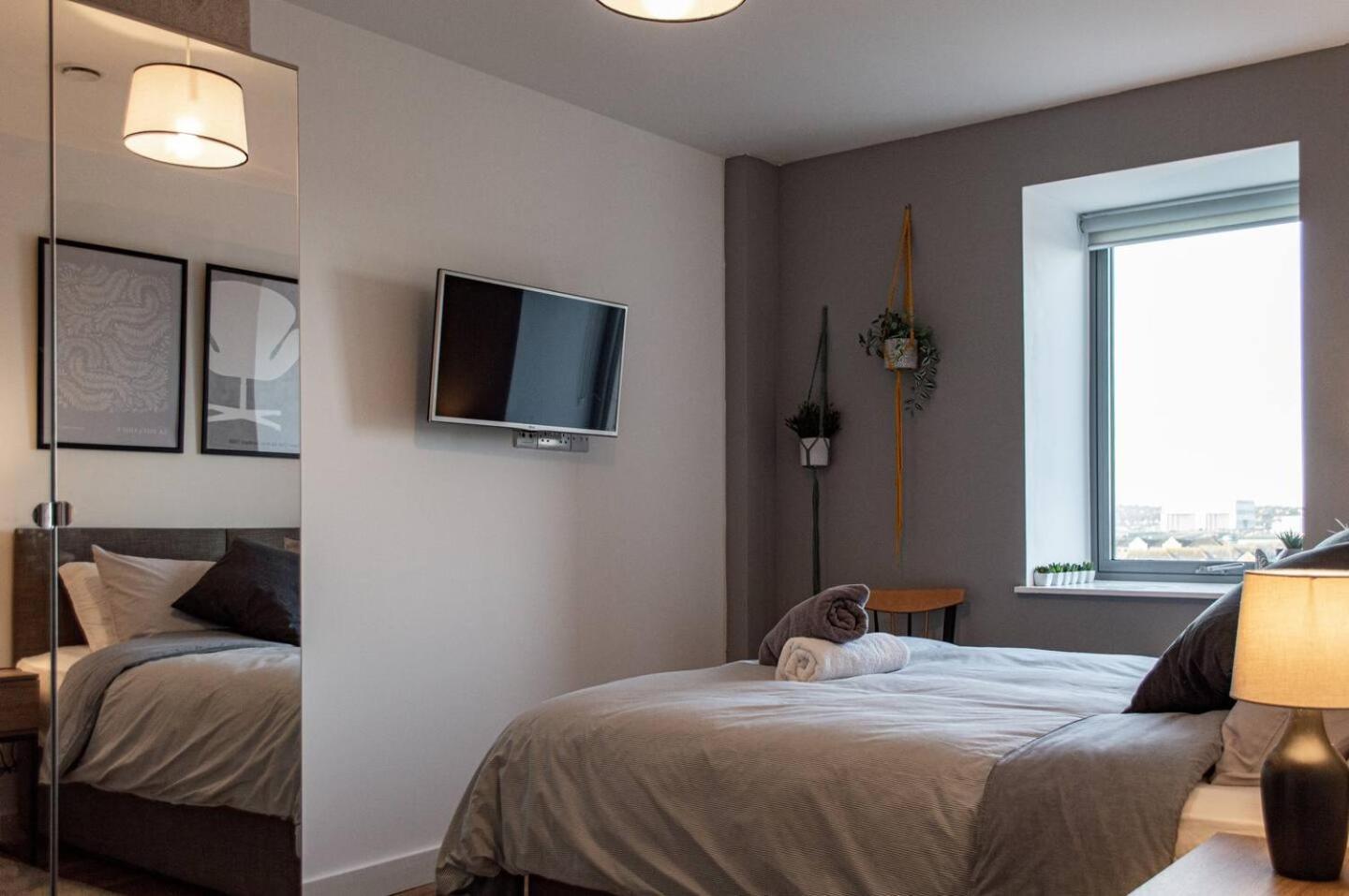 Stunning Mersey View Flat W Parking In Ливърпул Екстериор снимка