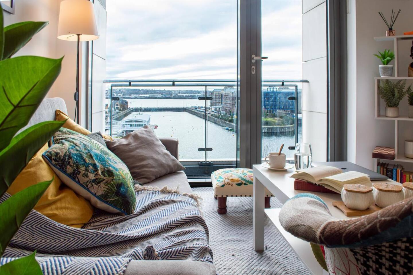 Stunning Mersey View Flat W Parking In Ливърпул Екстериор снимка
