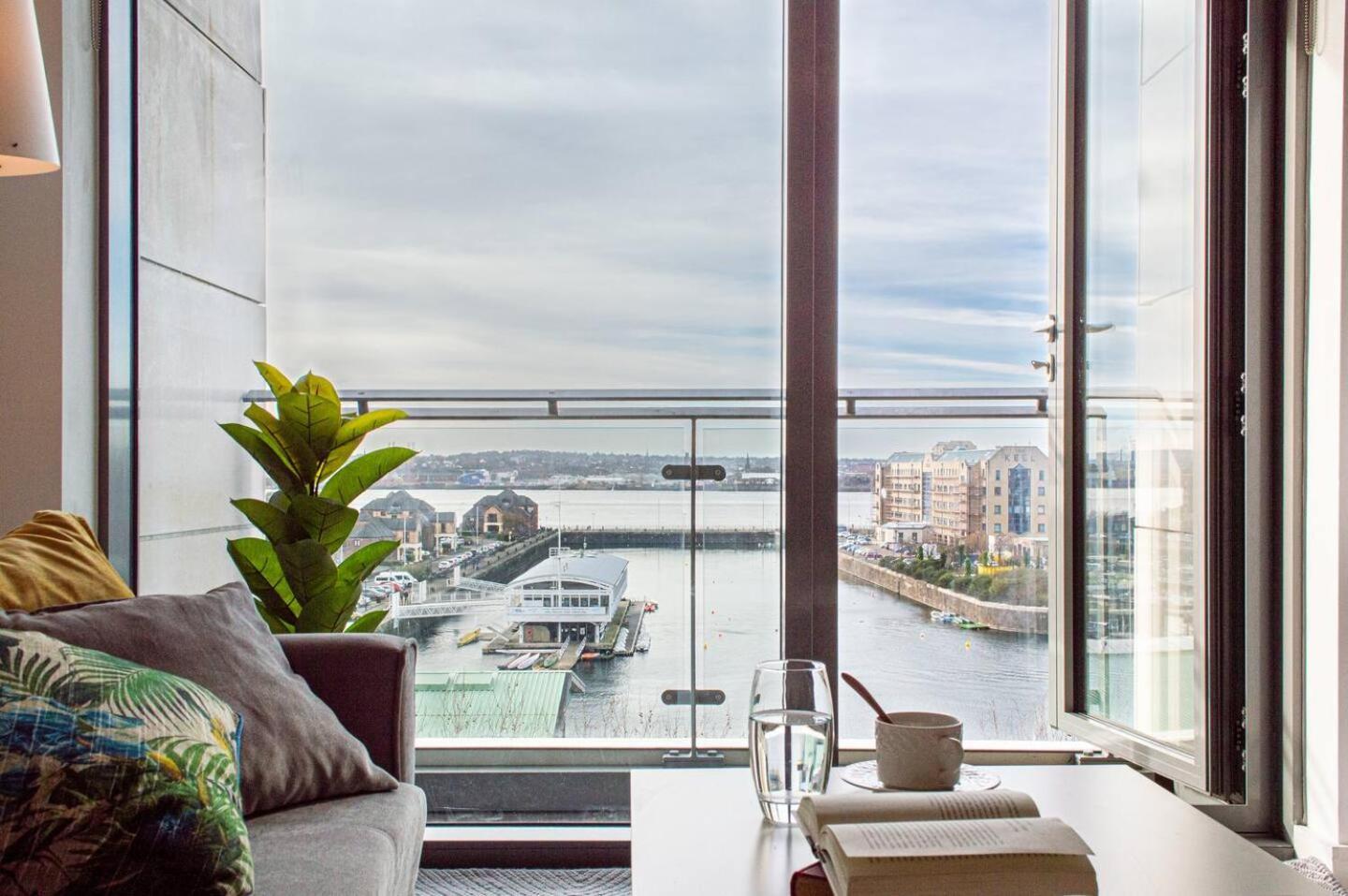 Stunning Mersey View Flat W Parking In Ливърпул Екстериор снимка